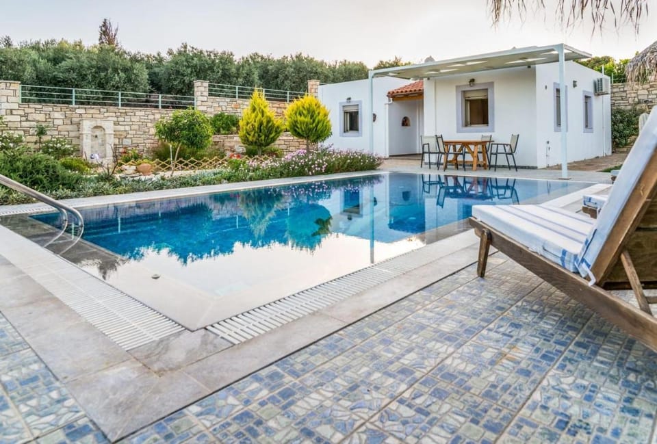 Property building, Patio, Day, Garden, Garden view, Pool view, Swimming pool, Swimming pool, sunbed