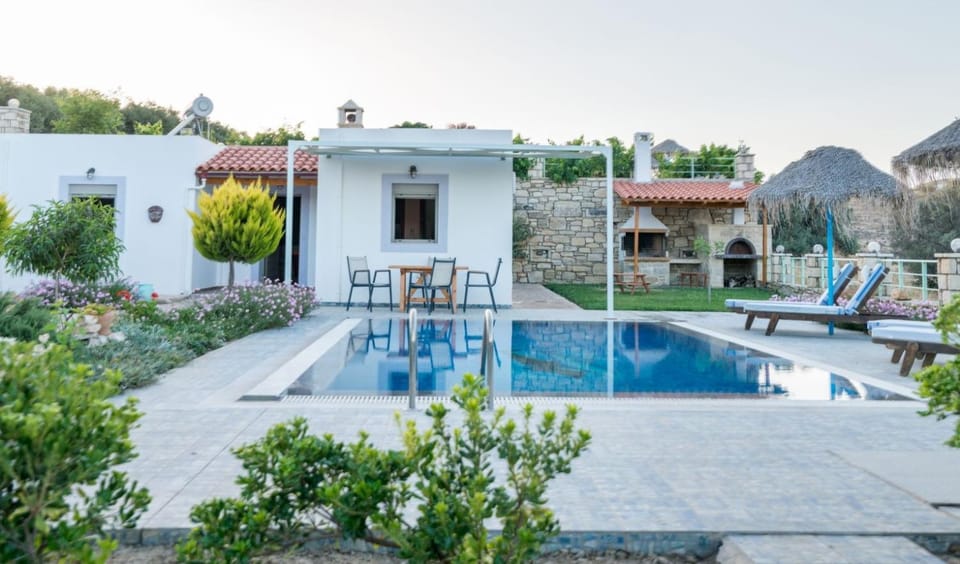 Property building, Patio, Spring, Day, Natural landscape, Garden, Balcony/Terrace, Garden view, Pool view, Swimming pool, Swimming pool, sunbed