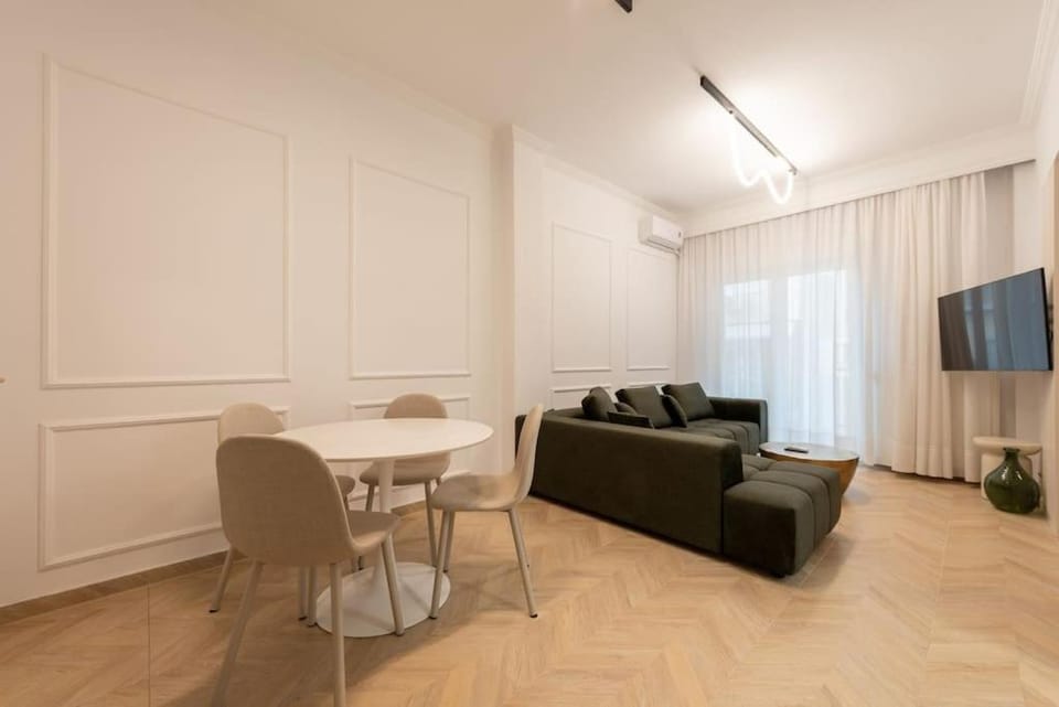 TV and multimedia, Living room, Seating area, Dining area