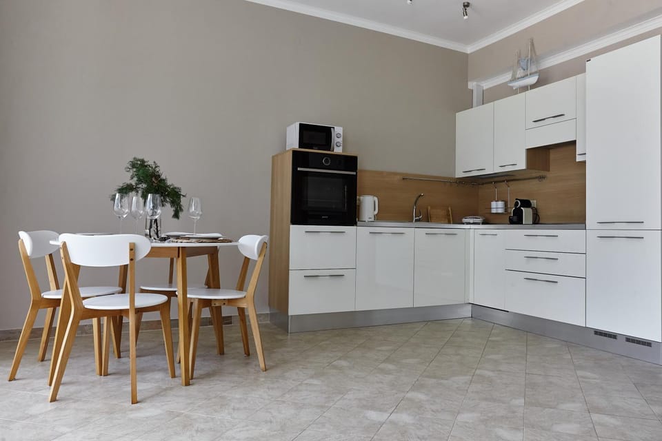 Coffee/tea facilities, Kitchen or kitchenette, Dining area, dishwasher, oven, stove