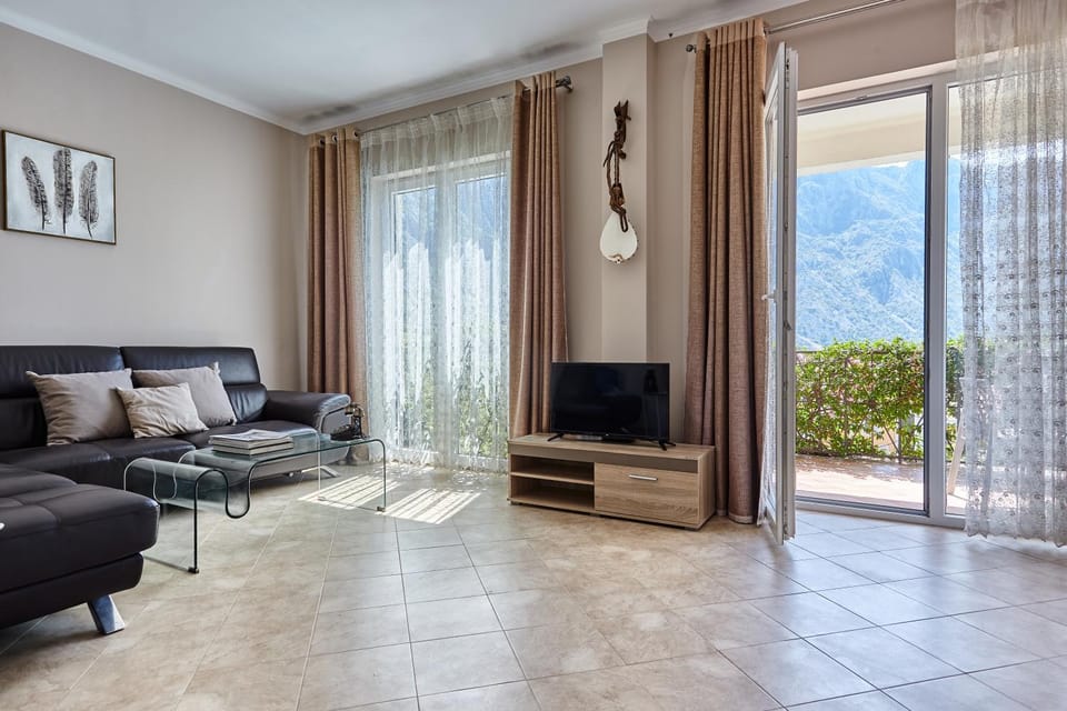 Natural landscape, TV and multimedia, Living room, Seating area, Mountain view