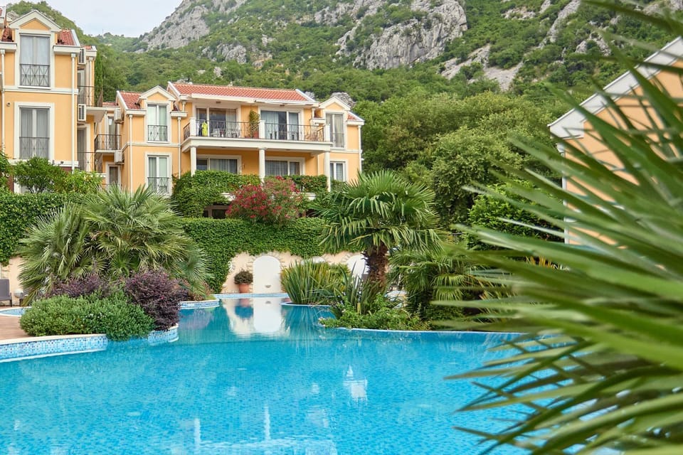 Property building, Natural landscape, Garden, Garden view, Mountain view, Pool view, Swimming pool, Swimming pool