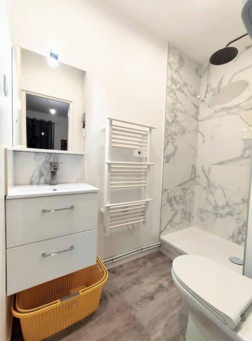 Shower, Bathroom, towels