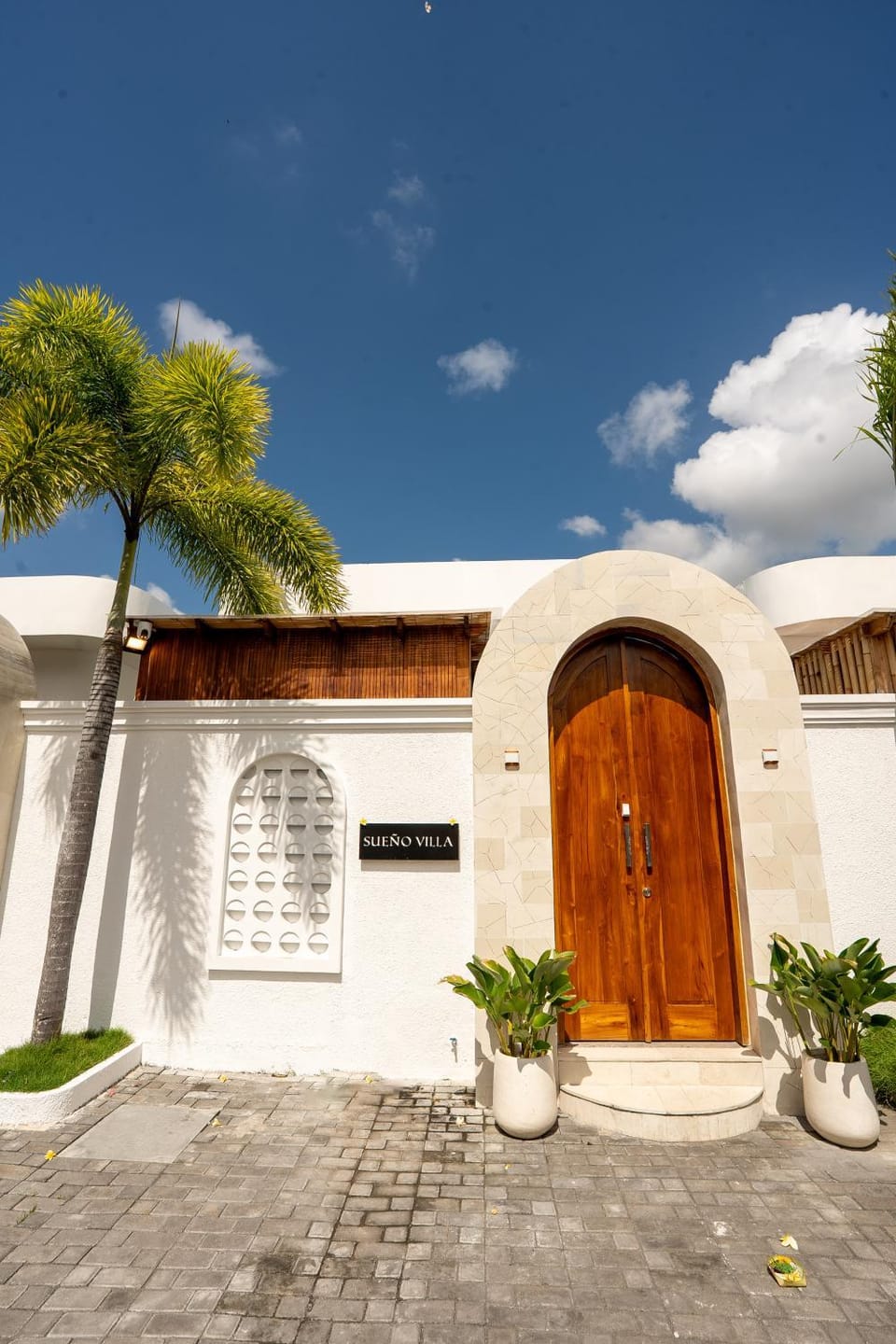 Facade/entrance