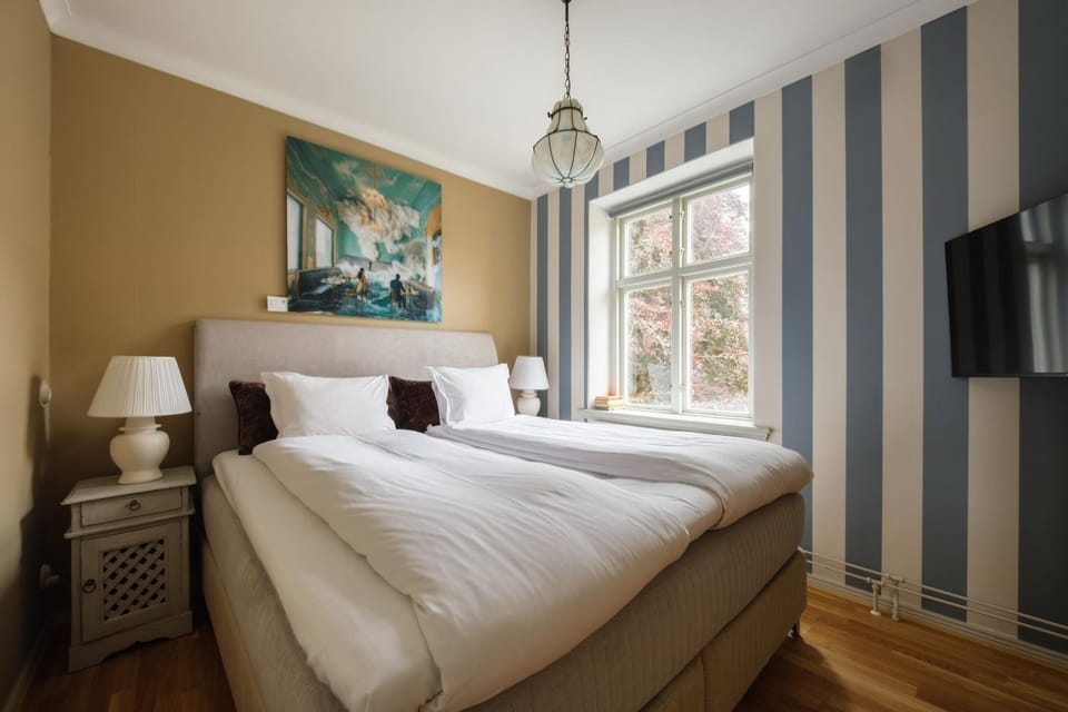 Bed, TV and multimedia, Bedroom
