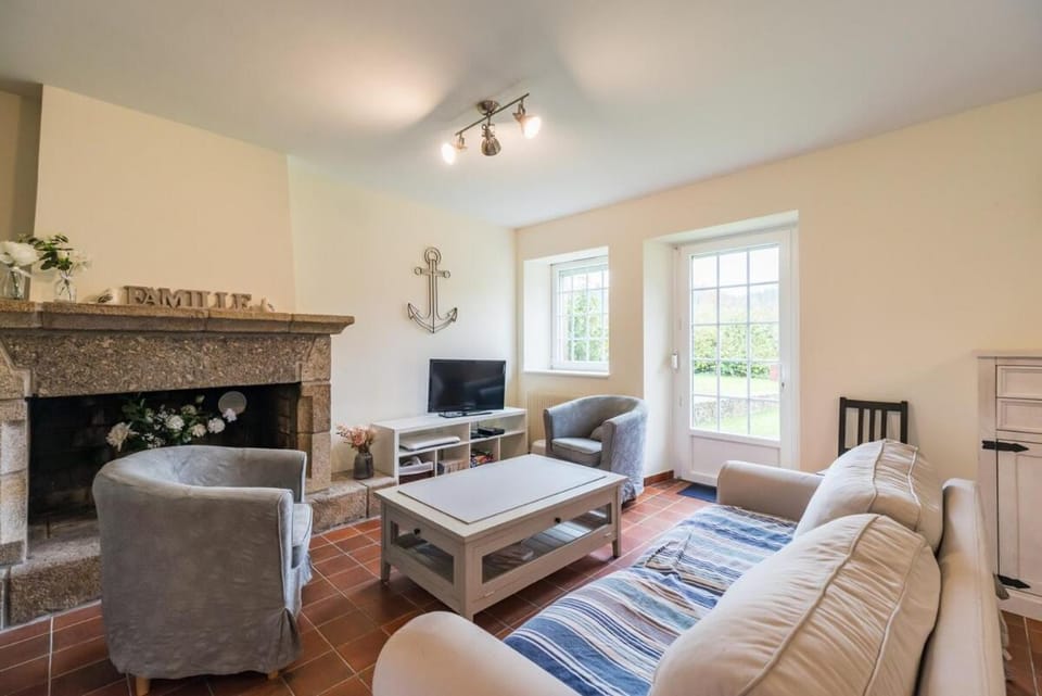 Charmante maison, la Tissanderie a Saint-Carreuc Bed and Breakfast in Brittany
