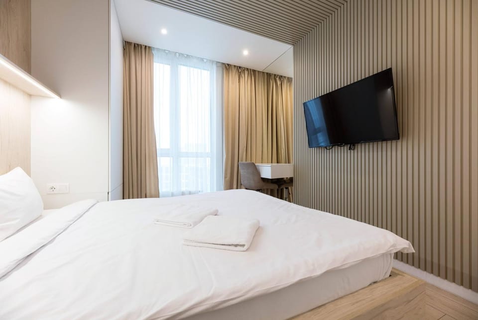 Bed, TV and multimedia, Photo of the whole room, Bedroom, towels