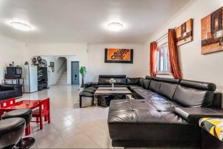 Villa Palm Grande - Huge house 7 bedroom sleeps 31 Heat pool Jacuzzi Sauna Pool table T Tennis Villa in Faro District