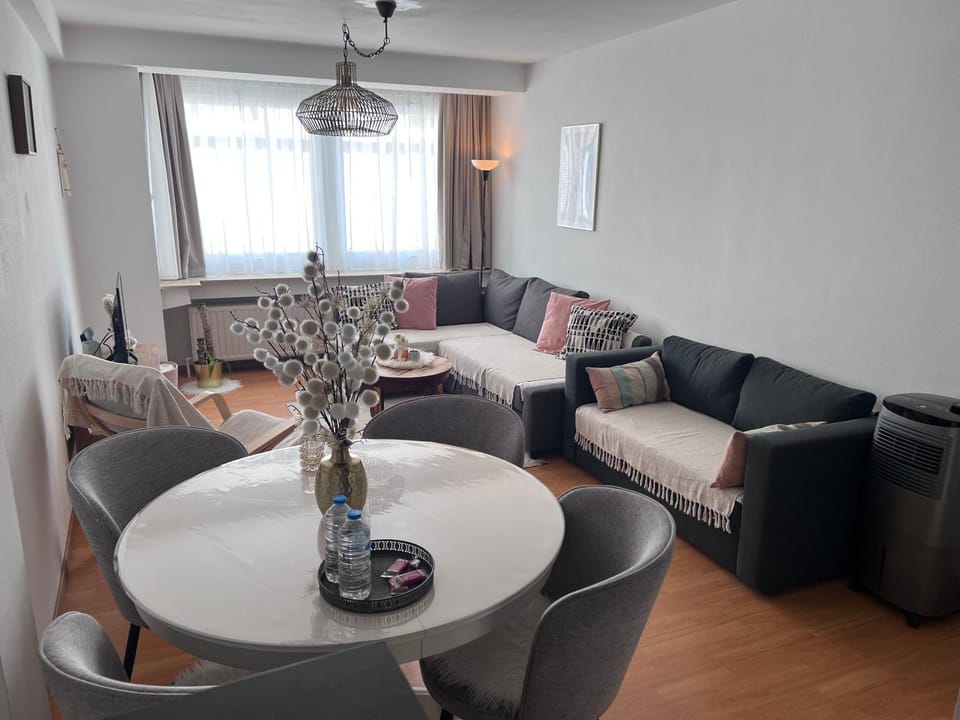TV and multimedia, Living room, Seating area, Dining area, air conditioner
