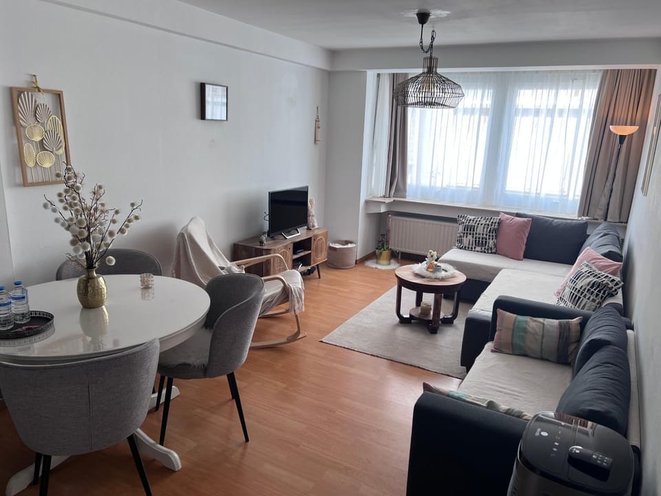 TV and multimedia, Living room, Seating area, Dining area, internet, internet, air conditioner