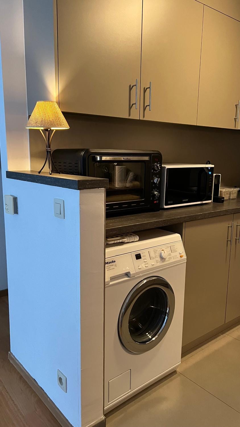 Coffee/tea facilities, microwave, oven, washing machine