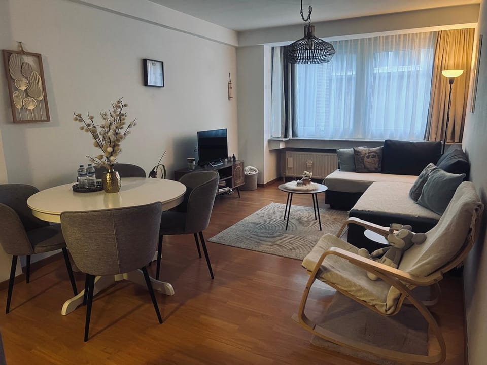 TV and multimedia, Living room, Seating area, Dining area