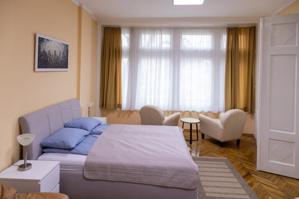 Bed, Seating area, Bedroom