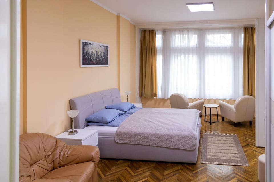 Bed, Seating area, Bedroom