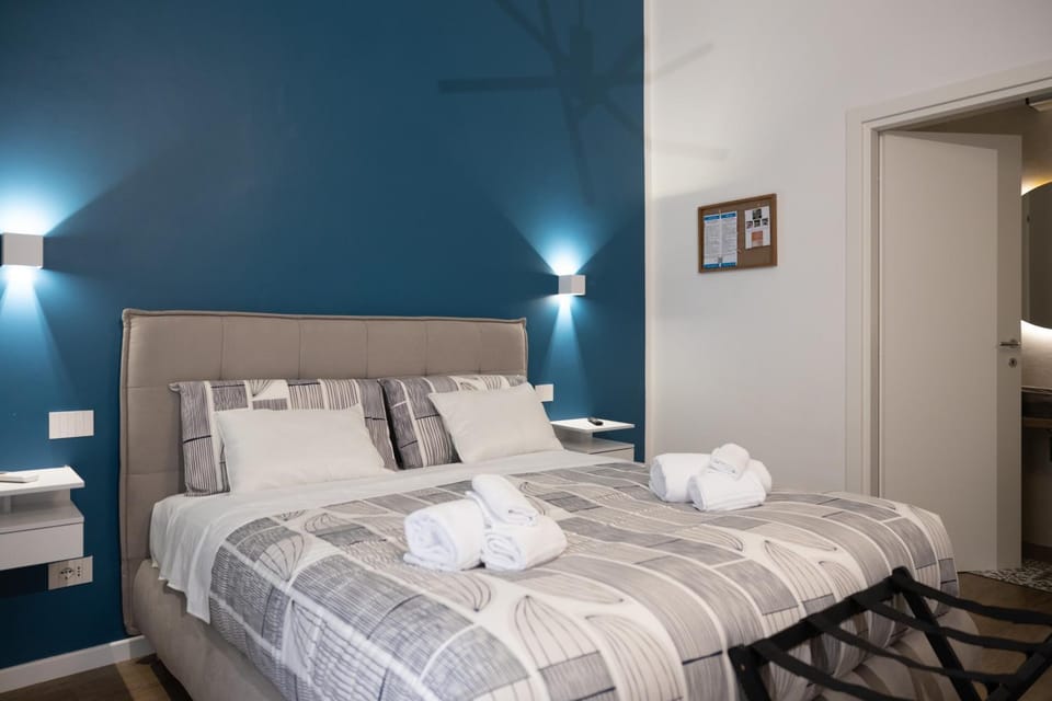 Bed, Bathroom, Photo of the whole room, Bedroom, minibar, towels, air conditioner