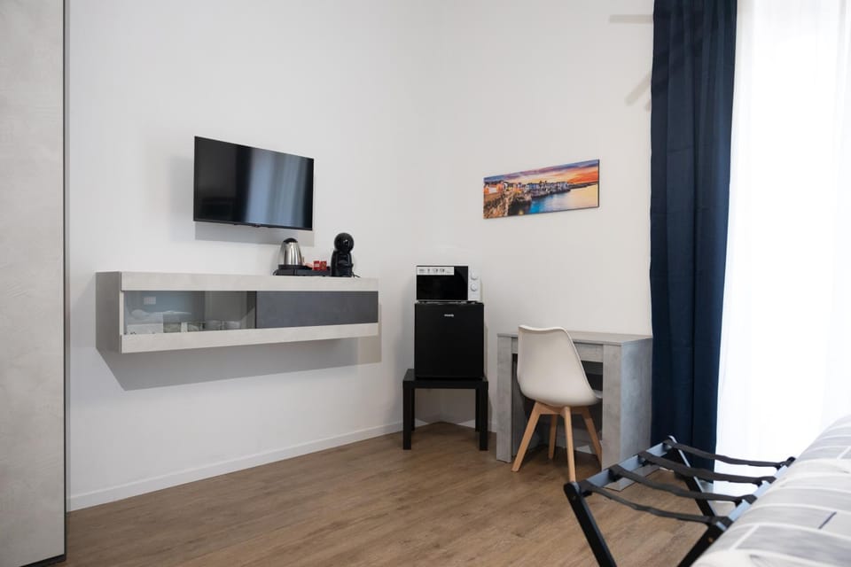 TV and multimedia, Balcony/Terrace, Photo of the whole room, Bedroom, microwave, minibar, air conditioner