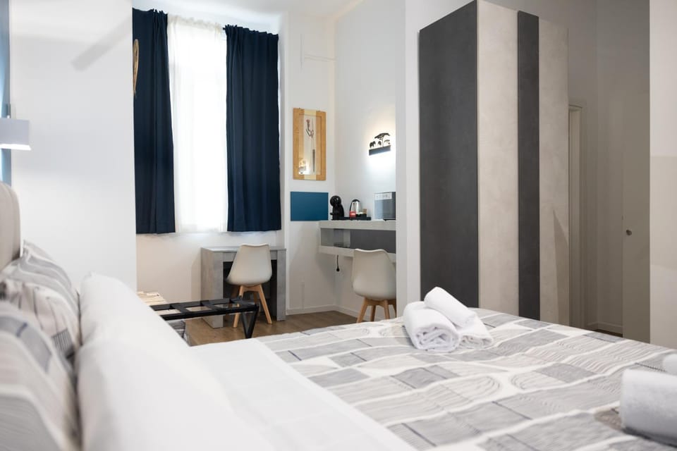 Seating area, Bedroom, internet, minibar, towels, wardrobe, air conditioner