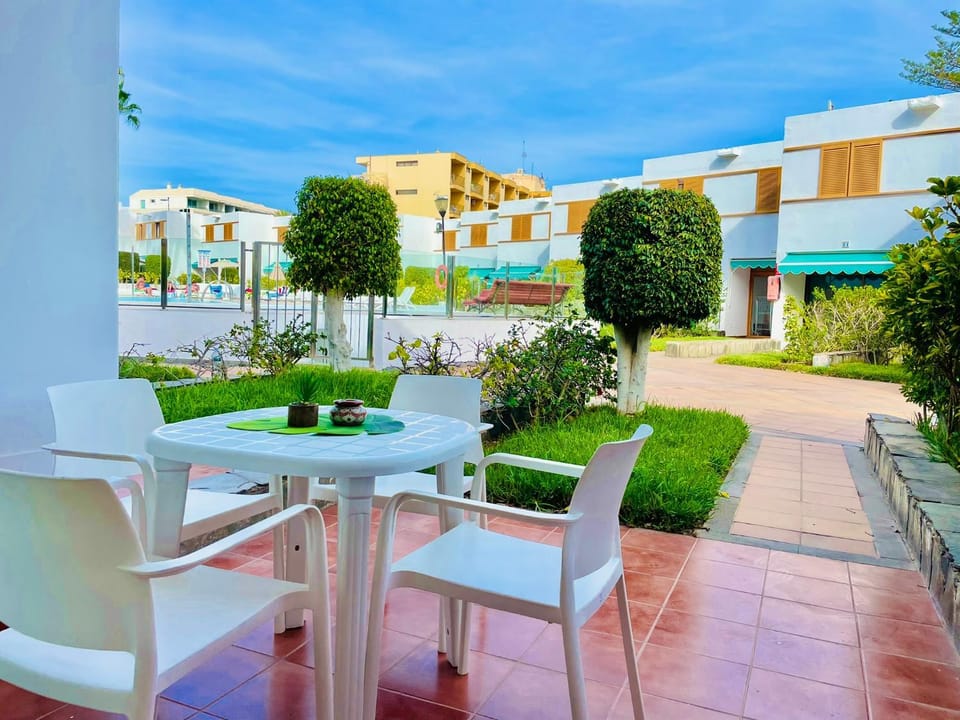 Property building, Patio, Day, Garden, Garden view