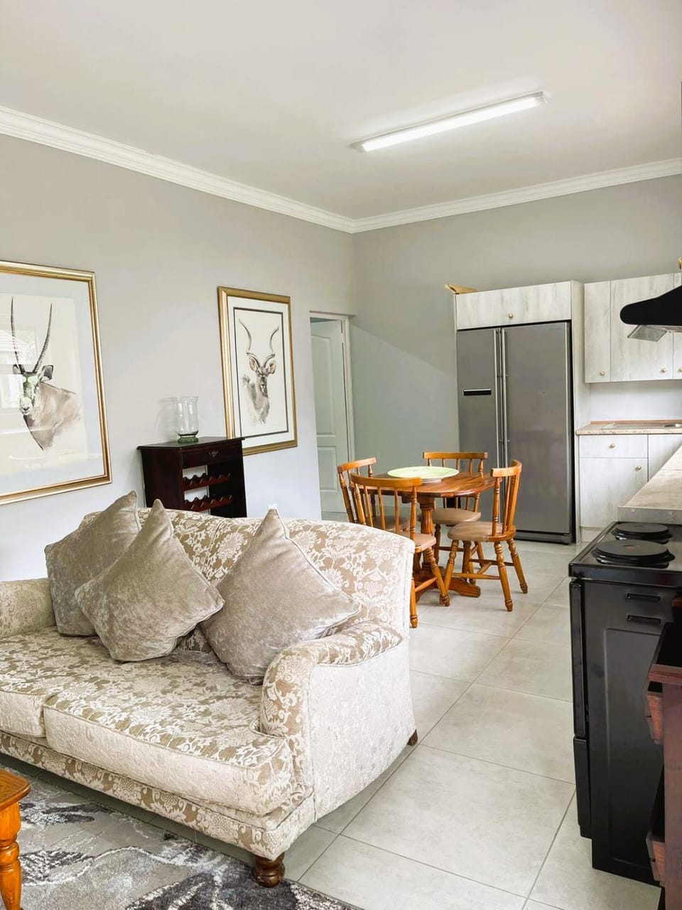 Kitchen or kitchenette, Living room, Seating area, Dining area, oven