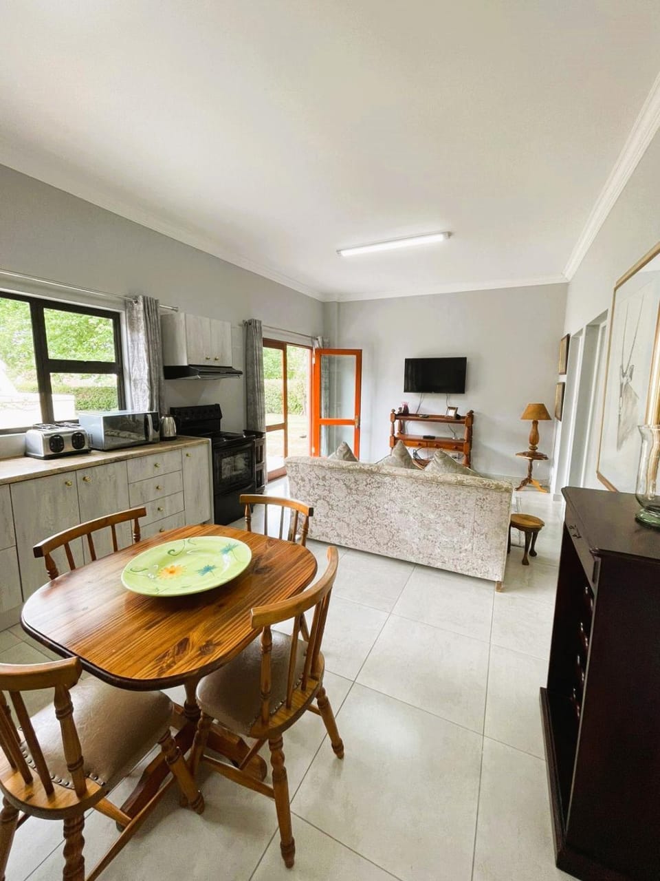 TV and multimedia, Kitchen or kitchenette, Living room, Seating area, Dining area, oven, stove