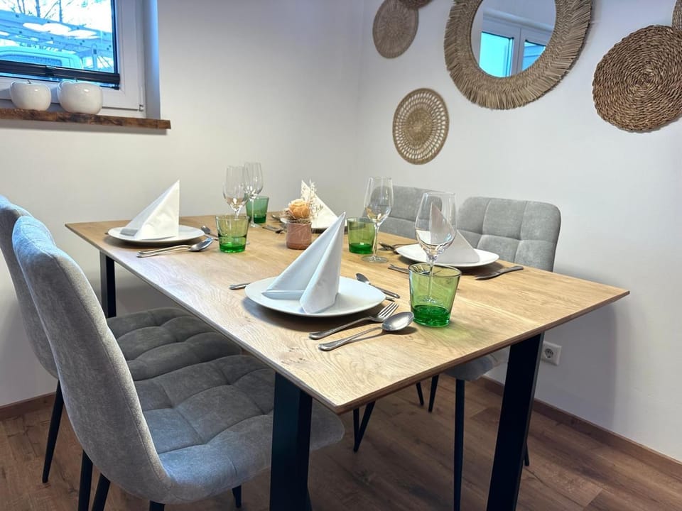 Seating area, Dining area, Food