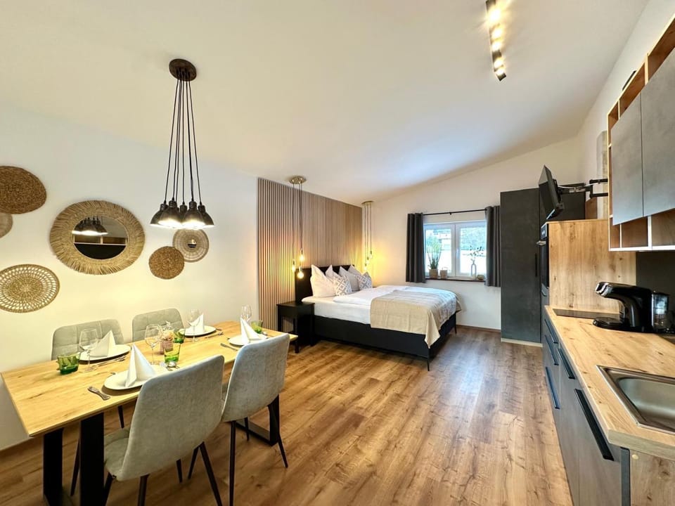 Bed, Photo of the whole room, Seating area, Dining area, Bedroom