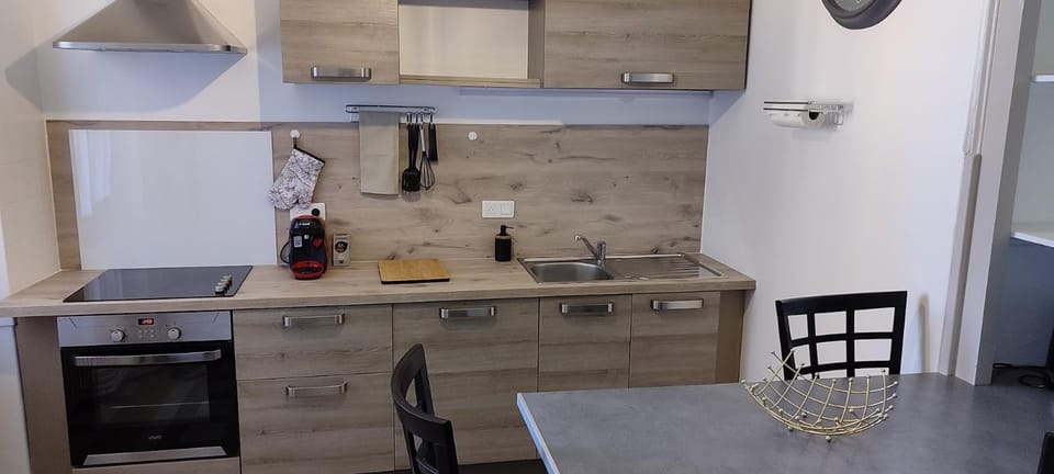 Coffee/tea facilities, Kitchen or kitchenette, Dining area, minibar, oven, stove, toaster
