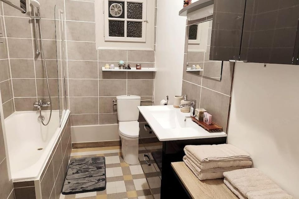 Bathroom, Bath, towels
