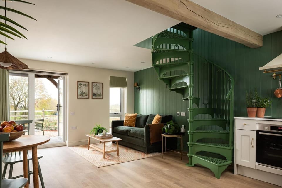 Hawk's Ledge - Otium Wine Estate House in England