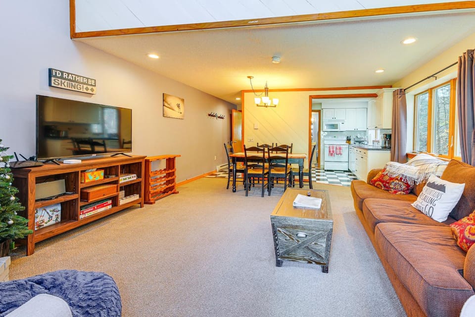 Walk to Mt Snow: Cozy West Dover Condo House in Mount Snow