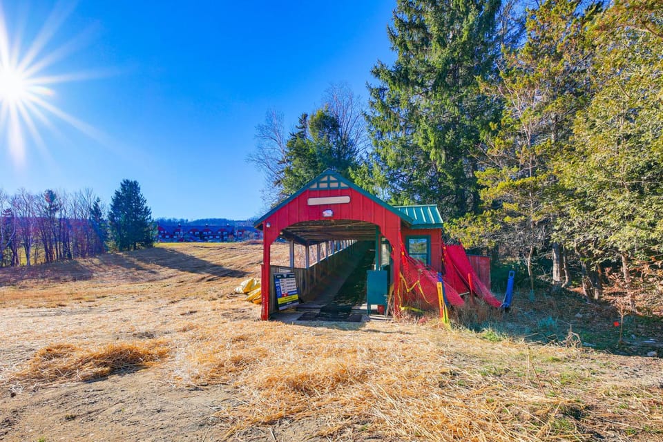 Walk to Mt Snow: Cozy West Dover Condo House in Mount Snow