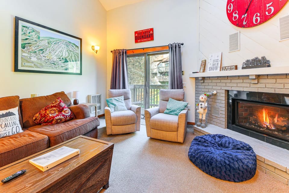 Walk to Mt Snow: Cozy West Dover Condo House in Mount Snow