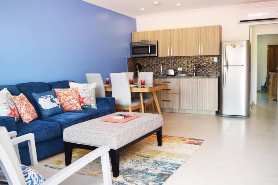 The pearl- Steps to Eagle Beach #10 Apartment in Noord