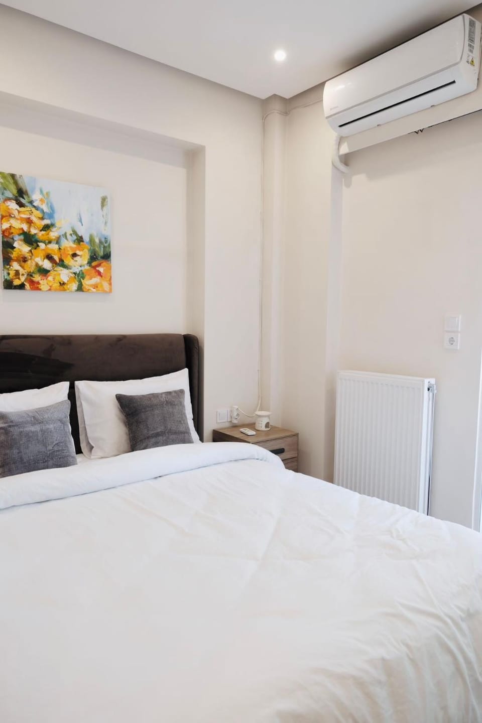 Bed, Photo of the whole room, Bedroom, air conditioner