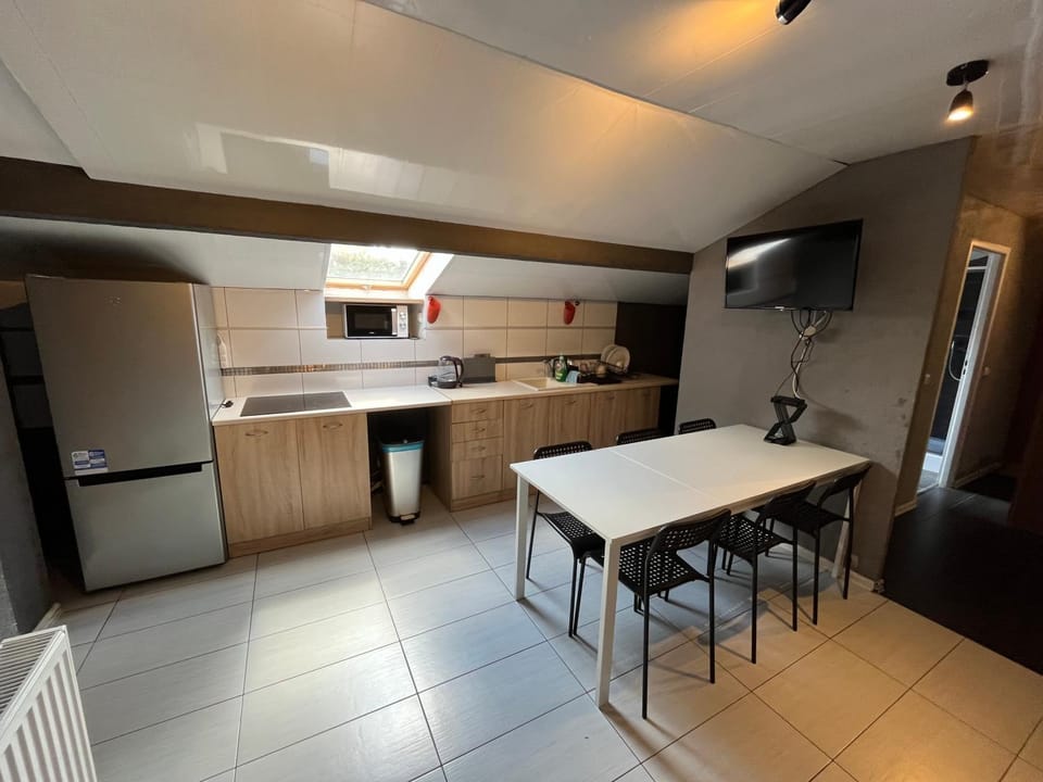 TV and multimedia, Kitchen or kitchenette, Dining area, oven, stove
