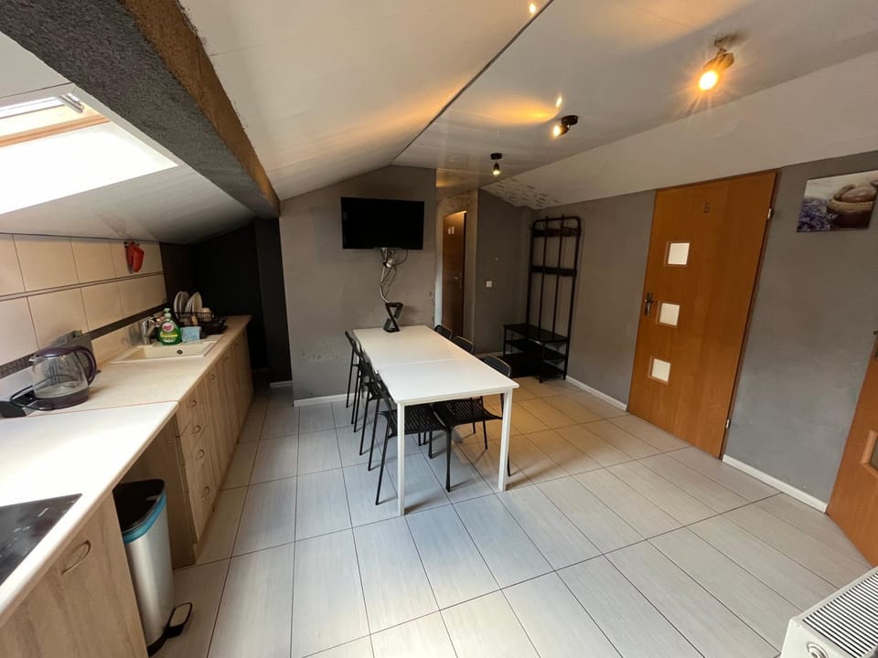 TV and multimedia, Kitchen or kitchenette, Dining area, oven, stove