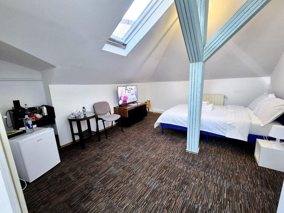 Bed, TV and multimedia, Photo of the whole room