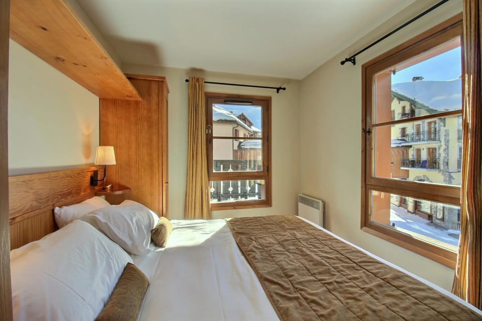 Bed, View (from property/room), Balcony/Terrace, Photo of the whole room, Seating area, Bedroom