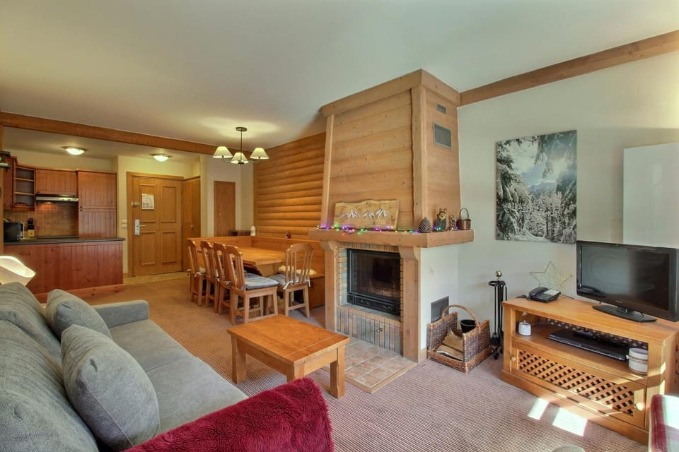 Communal lounge/ TV room, Day, TV and multimedia, Living room, Seating area, Time of day, flat iron, internet, internet, internet