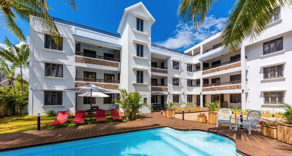 Property building, Garden, Swimming pool