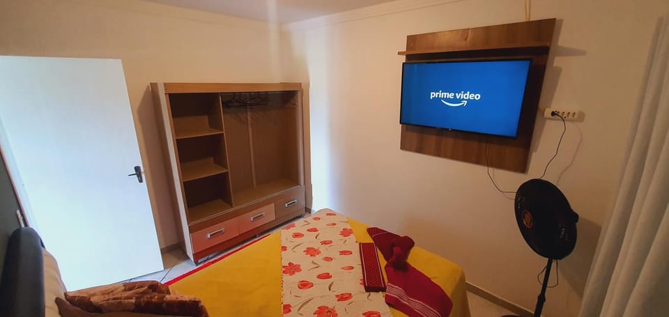 Bed, TV and multimedia, Photo of the whole room, Evening entertainment, Bedroom, wardrobe