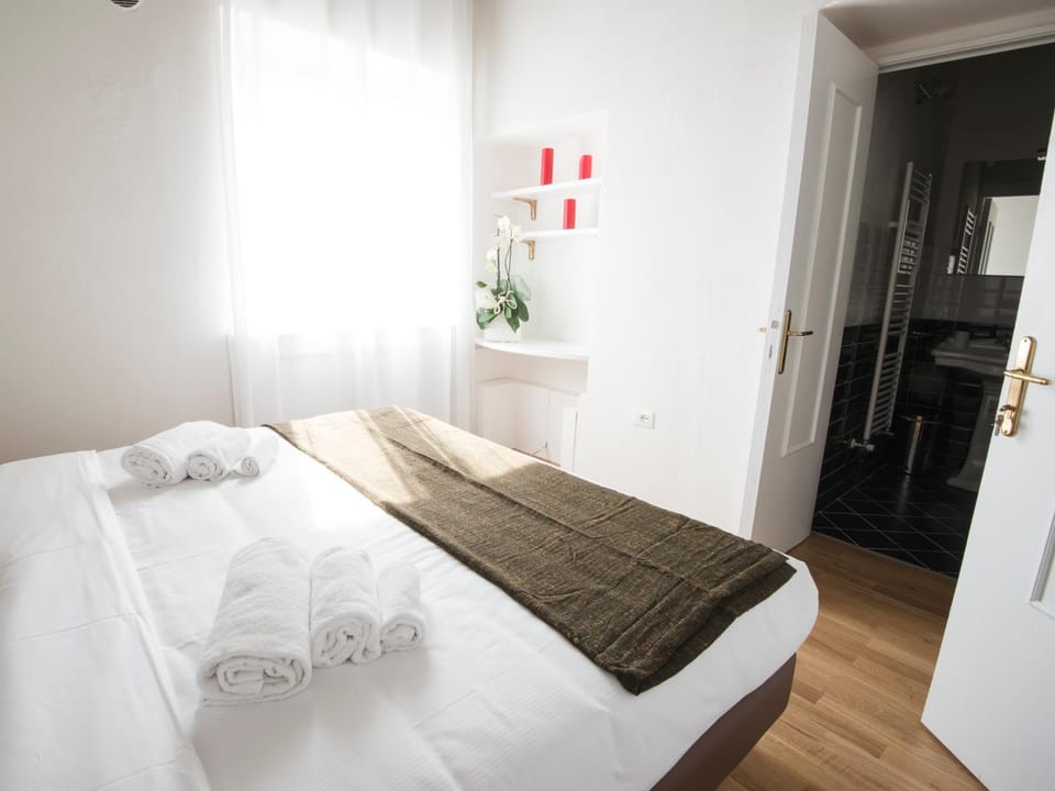 Bed, Photo of the whole room, Bedroom, towels