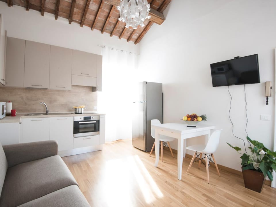 TV and multimedia, Kitchen or kitchenette, Living room, Seating area, Dining area, oven, stove