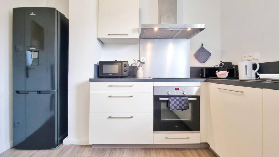 Coffee/tea facilities, microwave, oven, stove, kitchen