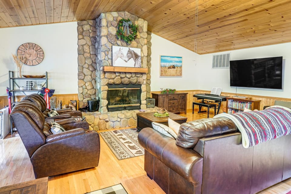 Fire Pit, Gazebo and Grill Family Cabin in Arnold! Cabin in Arnold