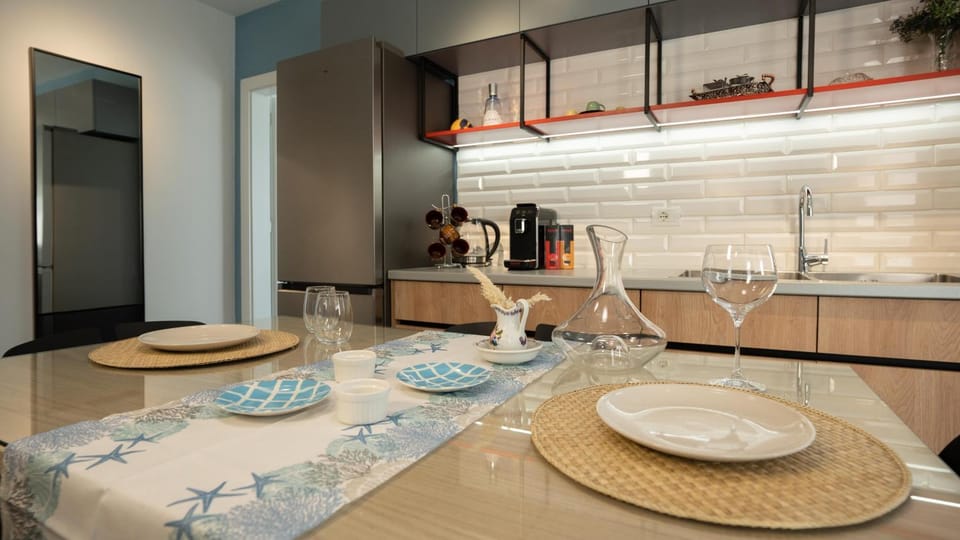 Food and drinks, Dining area, Drinks, Alcoholic drinks, minibar