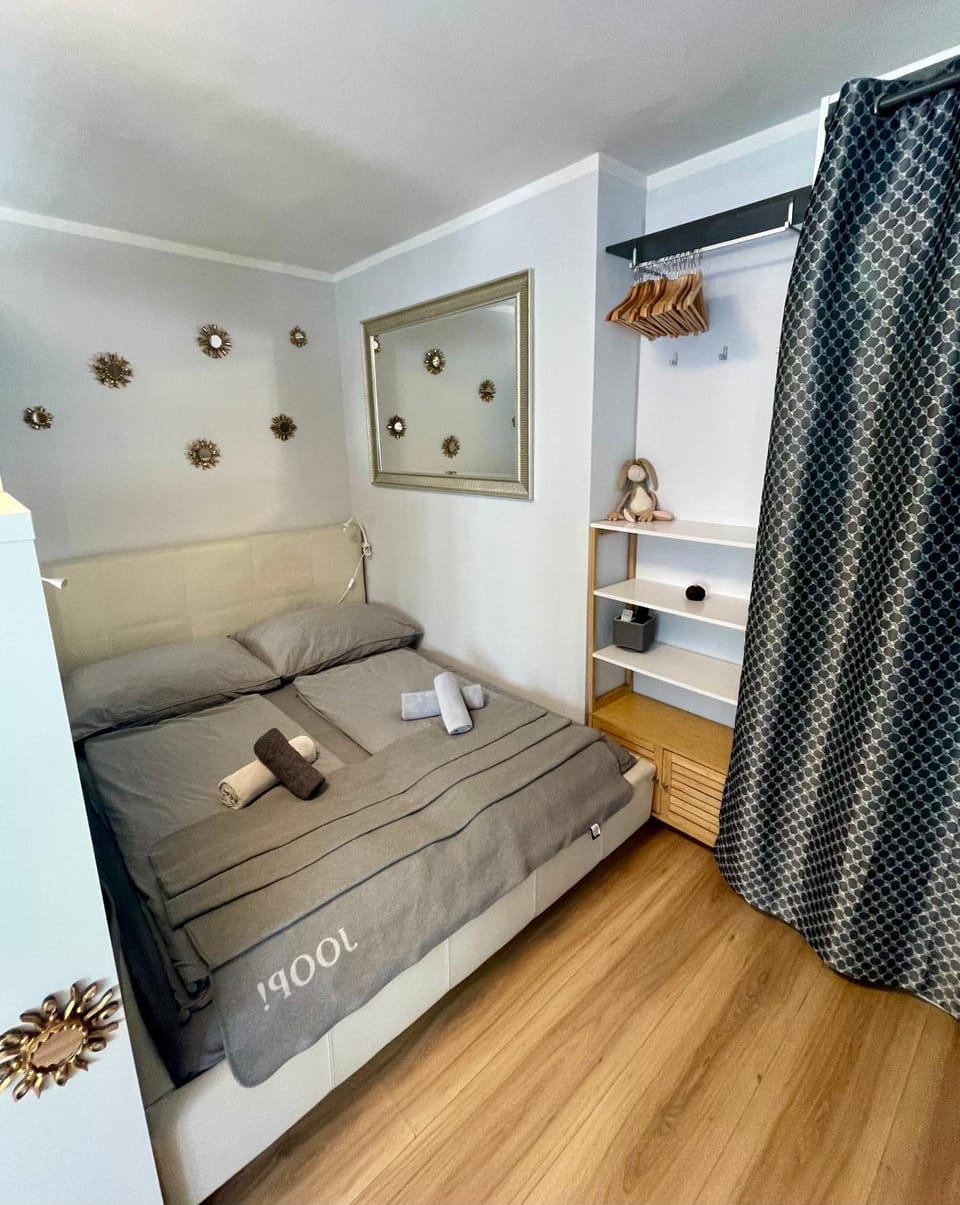 Bed, Bedroom, towels, wardrobe