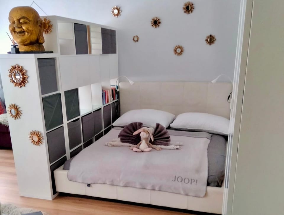 Bed, Bedroom, towels