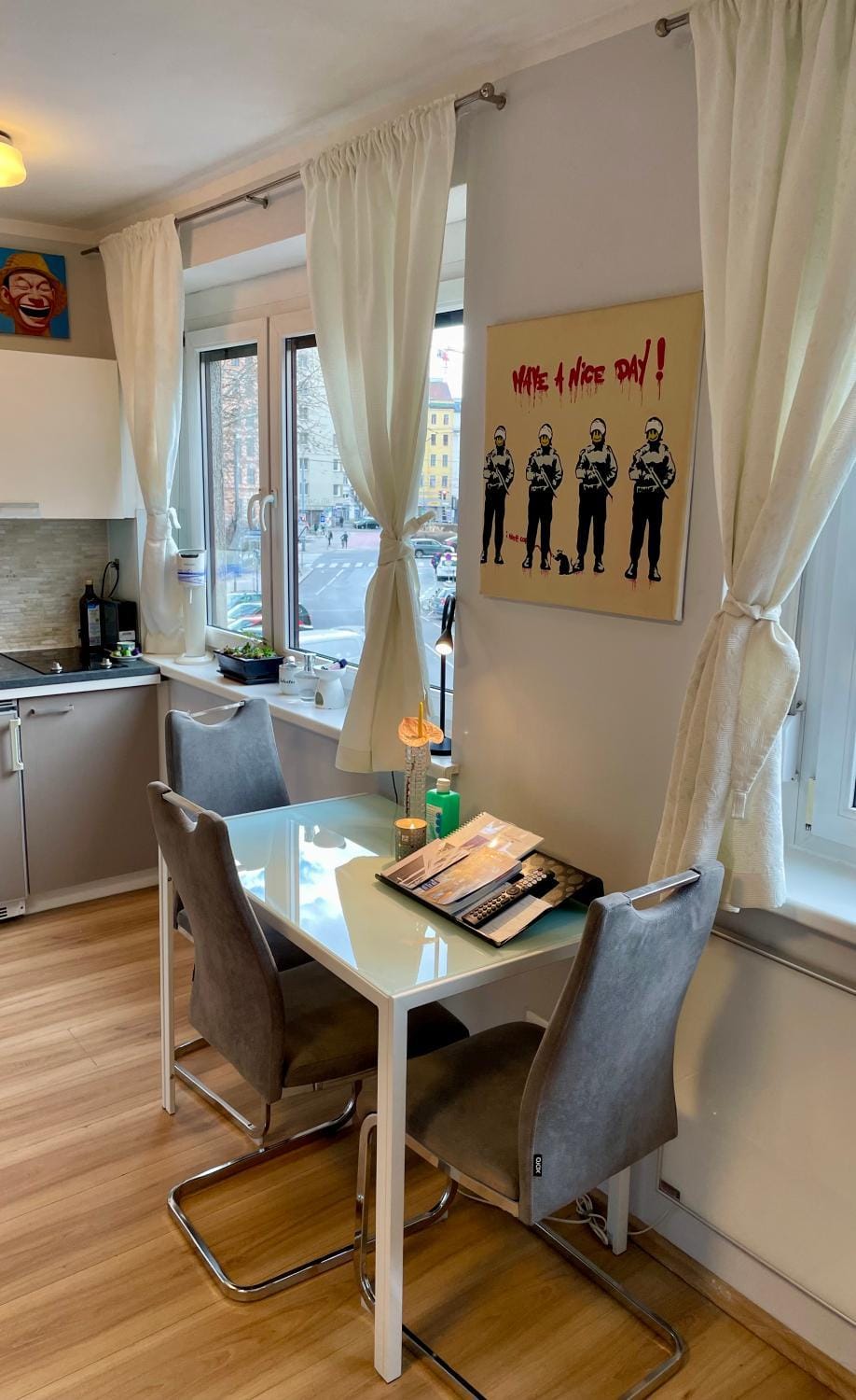 Kitchen or kitchenette, Living room, Seating area, Dining area