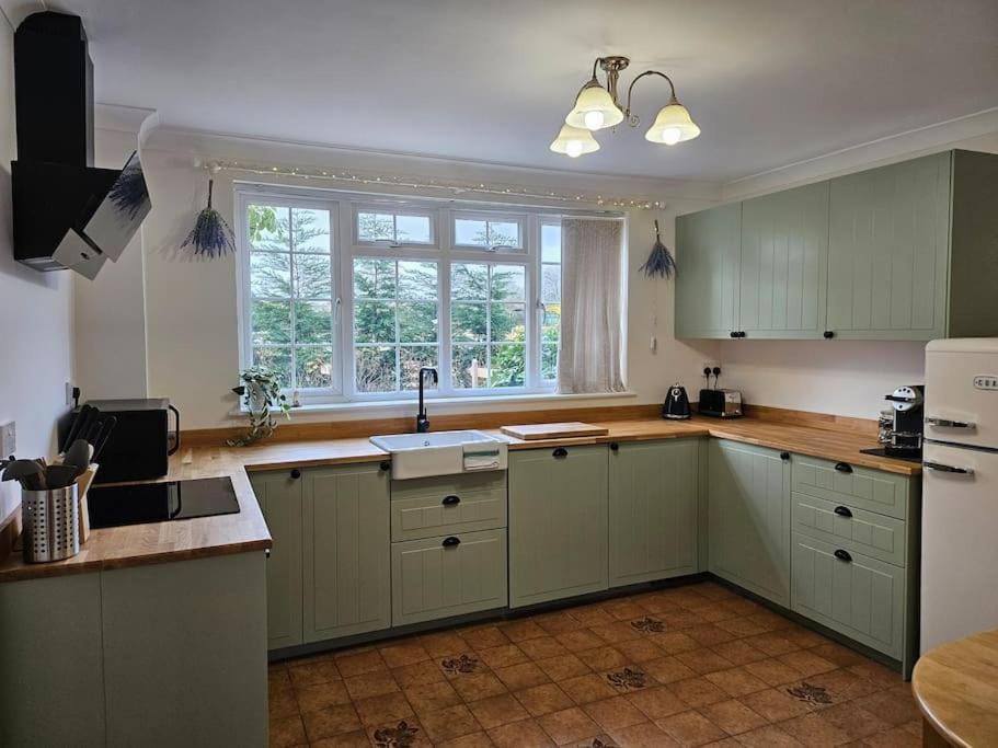 Coffee/tea facilities, Kitchen or kitchenette, dishwasher, stove, toaster